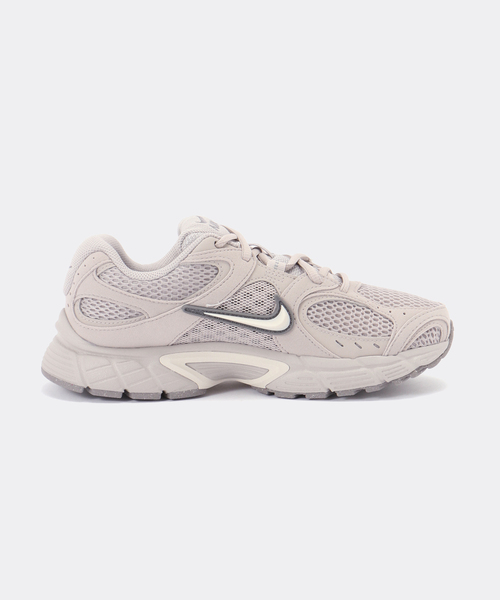 NIKE(ナイキ)の「《WEB限定追加》【NIKE/ナイキ】 ウィメンズV5 RNR:スニーカー(スニーカー・レディース・ベージュ・24.5cm/24cm/23.5cm/23cm)」の6枚目の写真