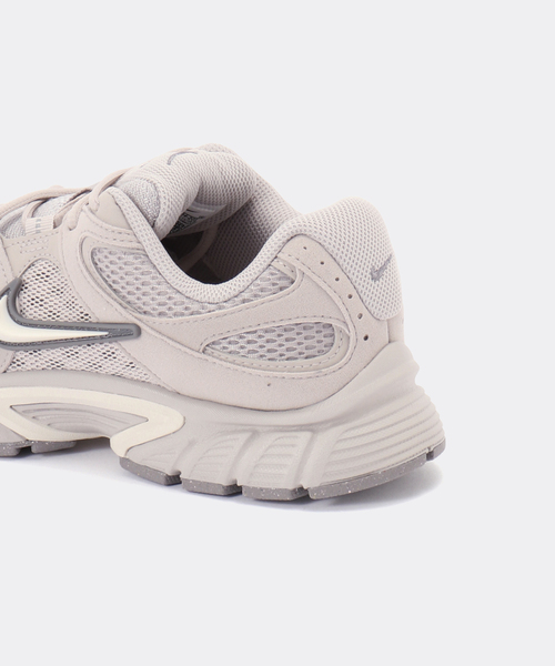NIKE(ナイキ)の「《WEB限定追加》【NIKE/ナイキ】 ウィメンズV5 RNR:スニーカー(スニーカー・レディース・ベージュ・24.5cm/24cm/23.5cm/23cm)」の5枚目の写真