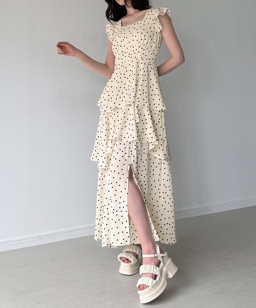 junoah(ジュノア)の「ドットフリルスリーブスリットティアードワンピース(ワンピース・レディース・ホワイト/ブラック/アイボリー・LARGE/MEDIUM/SMALL)」の3枚目の写真