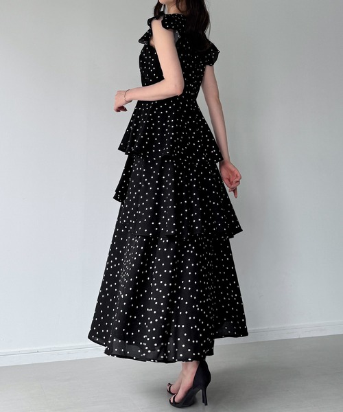 junoah(ジュノア)の「ドットフリルスリーブスリットティアードワンピース(ワンピース・レディース・ホワイト/ブラック/アイボリー・LARGE/MEDIUM/SMALL)」の4枚目の写真