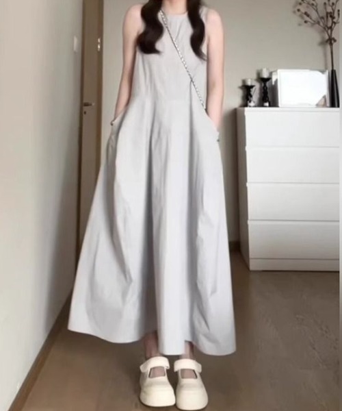 AMAJI(アマジ)の「ノースリーブ フレア ワンピース(ワンピース・レディース・グレー・SMALL/MEDIUM/LARGE/X-LARGE)」の5枚目の写真