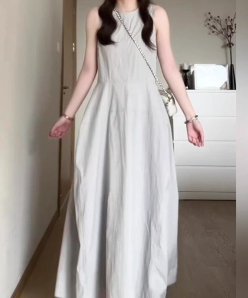 AMAJI(アマジ)の「ノースリーブ フレア ワンピース(ワンピース・レディース・グレー・SMALL/MEDIUM/LARGE/X-LARGE)」の4枚目の写真