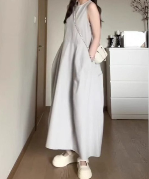AMAJI(アマジ)の「ノースリーブ フレア ワンピース(ワンピース・レディース・グレー・SMALL/MEDIUM/LARGE/X-LARGE)」の3枚目の写真