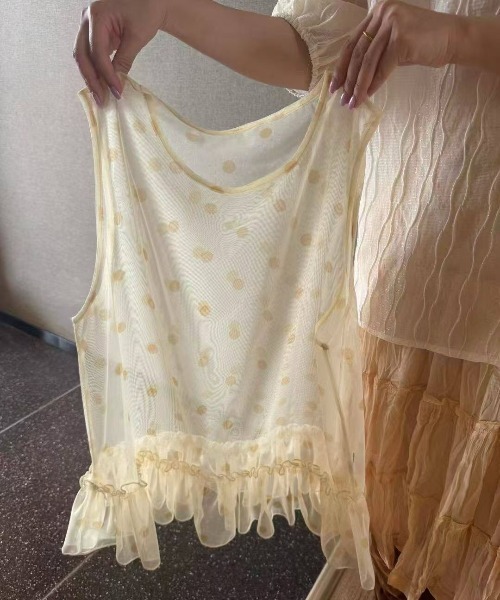 Sibra(シブラ)の「重ねるだけで即こなれ見え。ドット柄シアーフリルチュニック(その他トップス・レディース・イエロー/ブラック・M)」の5枚目の写真