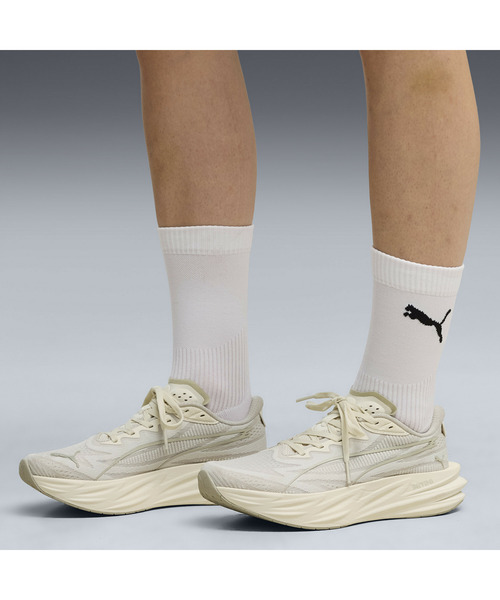 PUMA(プーマ)の「PUMA プーマ ウィメンズ ディヴィエイト ピュア ニトロ ランニングシューズ(スニーカー・レディース・レッド/ホワイト/ラベンダー/ブラック×シルバー/オフホワイト・25.0cm/24.5cm/23.5cm/24.0cm/22.5cm/23.0cm)」の2枚目の写真