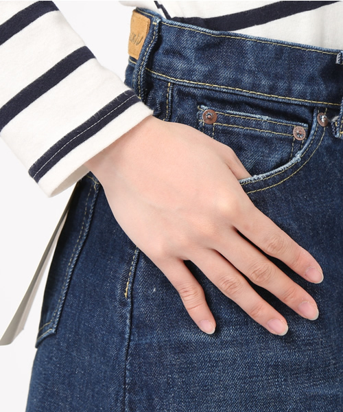 SLY（スライ）の「WILSON HIP HUNG TILT SK-A（デニムスカート・レディース・ブルー・2/1）」の2枚目の写真