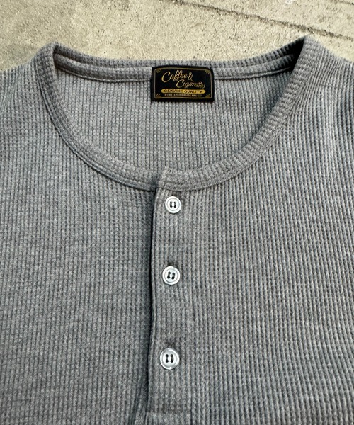 Coffee & Cigarettes(コーヒーアンドシガレッツ)の「6D8 【STANDARD FIT】Waffle Henley T-Shirt スタンダードフィット ワッフルヘンリーネックTシャツ(Tシャツ/カットソー・メンズ・グレー/ホワイト/ブラック・M/XL/L)」の12枚目の写真