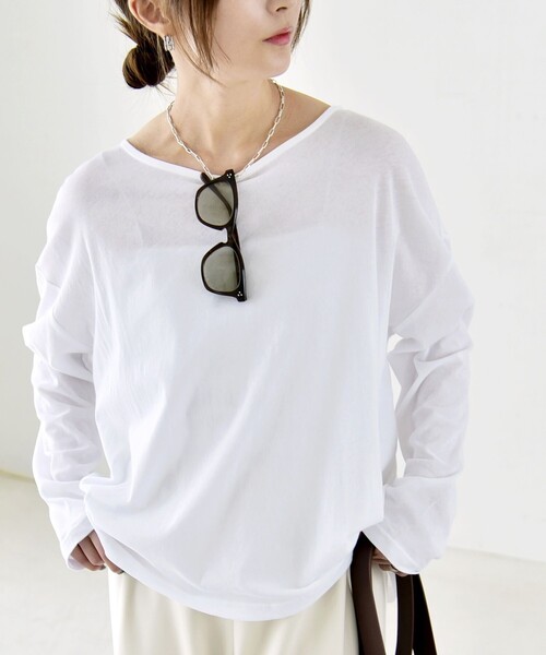 quaranciel(カランシエル)の「quaranciel:〈手洗い可能〉シアー コットン ボートネック ルーズ ロンTEE(Tシャツ/カットソー・レディース・ブラック/オフホワイト/ブラウン・ONE SIZE)」の2枚目の写真