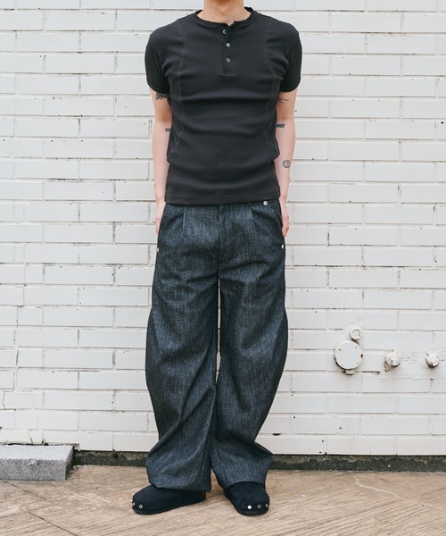CONZ(コンズ)の「curve leg trousers pique denim 2.0(デニムパンツ・メンズ・ストライプ・1/3/2)」の2枚目の写真