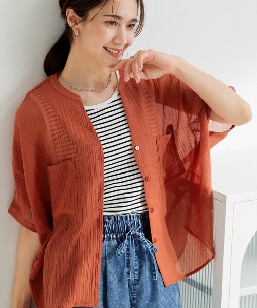 SHOO・LA・RUE（シューラルー）の「【洗濯機可】ナチュラルな風合いが魅力 シアードルマンブラウス（シャツ/ブラウス・レディース・ホワイト/ライトブルー/ブラウン系その他/イエロー系その他/ブラック/オレンジ・00）」の6枚目の写真