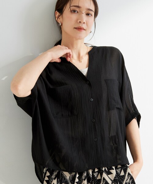 SHOO・LA・RUE（シューラルー）の「【洗濯機可】ナチュラルな風合いが魅力 シアードルマンブラウス（シャツ/ブラウス・レディース・ホワイト/ライトブルー/ブラウン系その他/イエロー系その他/ブラック/オレンジ・00）」の2枚目の写真