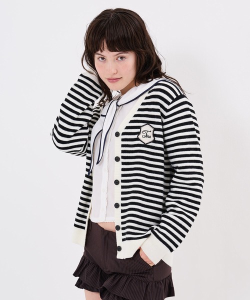 TINA:JOJUN(ティーナジョジュン)の「ワッペン付き Vネック ニット カーディガン TINA:JOJUN(ニット/セーター・レディース・アイボリー/ネイビー/ホワイト×ブラック・M)」の2枚目の写真