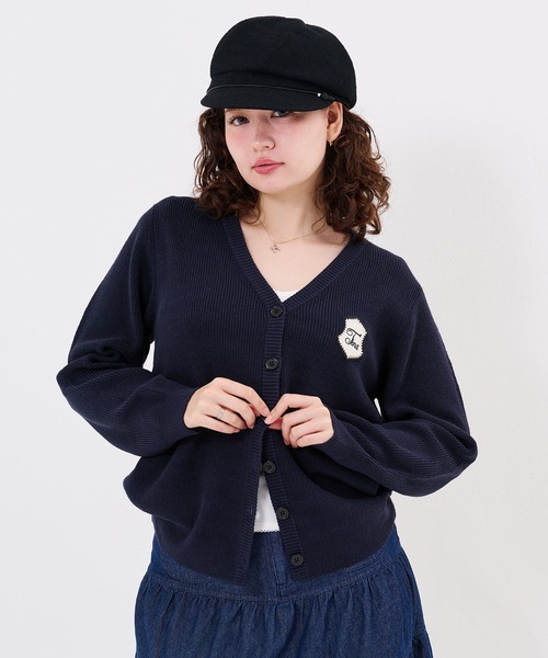 TINA:JOJUN(ティーナジョジュン)の「ワッペン付き Vネック ニット カーディガン TINA:JOJUN(ニット/セーター・レディース・アイボリー/ネイビー/ホワイト×ブラック・M)」の3枚目の写真