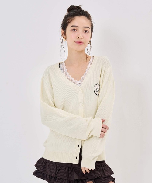 TINA:JOJUN(ティーナジョジュン)の「ワッペン付き Vネック ニット カーディガン TINA:JOJUN(ニット/セーター・レディース・アイボリー/ネイビー/ホワイト×ブラック・M)」の4枚目の写真