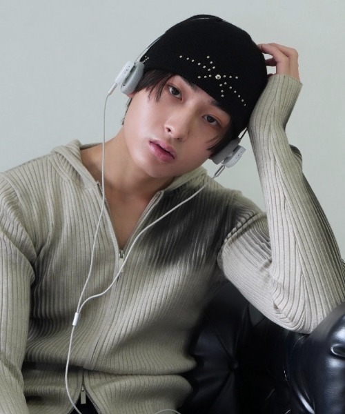 Chikashitsu +（チカシツプラス）の「【Chikashitsu +】stella studs knit beanie / 【チカシツプラス】ステラスタッズニットビーニー（ニットキャップ/ビーニー・メンズ・ブラック・ONE SIZE）」の2枚目の写真