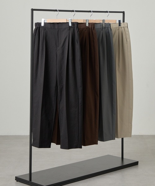 EASENCE(イーズエンス)の「【EASENCE】ドライツイル ストレッチ2タック センタープレス ワイドストレートパンツ スラックス / 速乾・UVカット(スラックス・メンズ・ブラック/ダークブラウン/チャコール/グレイッシュベージュ・M/S/L/XL)」の6枚目の写真