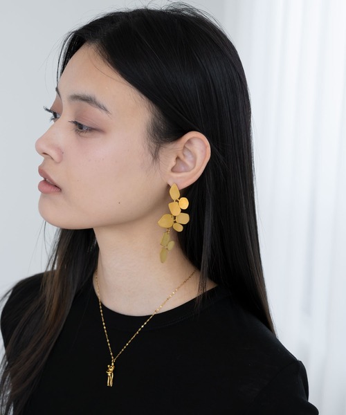 abaskdesign（アバスクデザイン）の「金属アレルギー対応　リーフモチーフロングピアス（ピアス（両耳用）・レディース・ゴールド・FREE）」の2枚目の写真