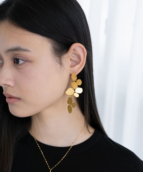 abaskdesign（アバスクデザイン）の「金属アレルギー対応　リーフモチーフロングピアス（ピアス（両耳用）・レディース・ゴールド・FREE）」の3枚目の写真