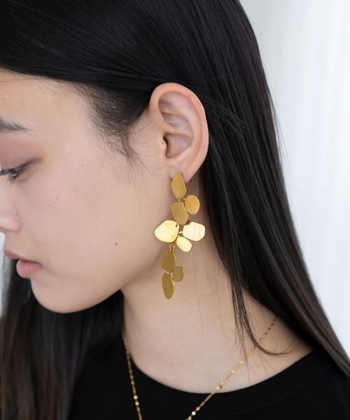 abaskdesign（アバスクデザイン）の「金属アレルギー対応　リーフモチーフロングピアス（ピアス（両耳用）・レディース・ゴールド・FREE）」の4枚目の写真