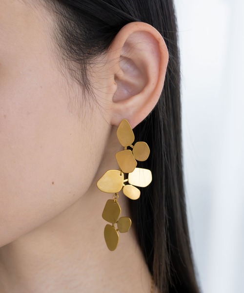 abaskdesign（アバスクデザイン）の「金属アレルギー対応　リーフモチーフロングピアス（ピアス（両耳用）・レディース・ゴールド・FREE）」の5枚目の写真