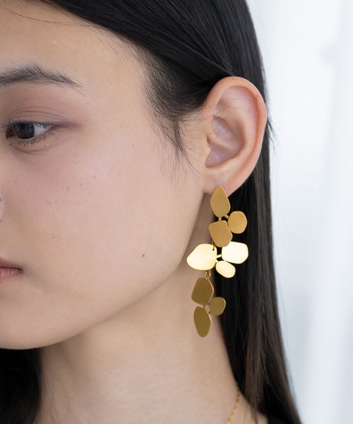 abaskdesign（アバスクデザイン）の「金属アレルギー対応　リーフモチーフロングピアス（ピアス（両耳用）・レディース・ゴールド・FREE）」の6枚目の写真