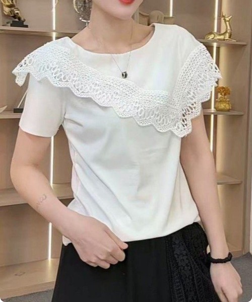 I.O.E（アイオイ）の「【韓国トレンド】レースフリルデザイン ボートネック半袖トップス（Tシャツ/カットソー・レディース・ホワイト/ブラック・FREE）」の4枚目の写真