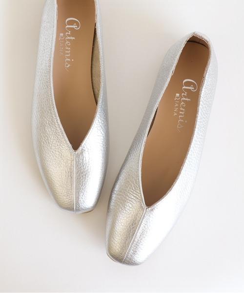 FLAT(フラット)の「牛革 Vカットフラットシューズ(パンプス・レディース・ダークベージュ/シルバー/ブラック・23.0cm/25.0cm/24.5cm/24.0cm/23.5cm/22.5cm)」の3枚目の写真