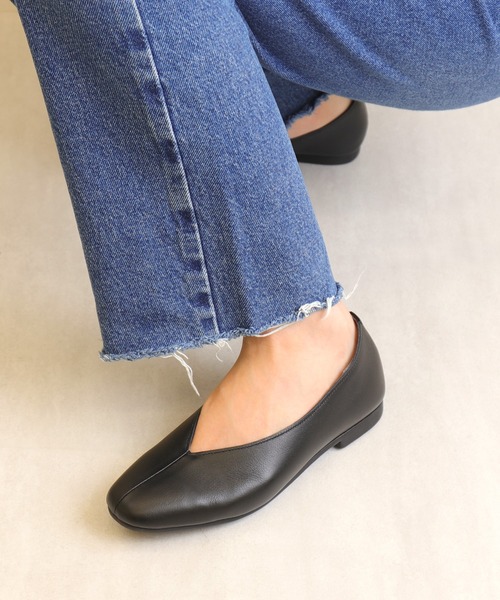 FLAT(フラット)の「牛革 Vカットフラットシューズ(パンプス・レディース・ダークベージュ/シルバー/ブラック・23.0cm/25.0cm/24.5cm/24.0cm/23.5cm/22.5cm)」の2枚目の写真