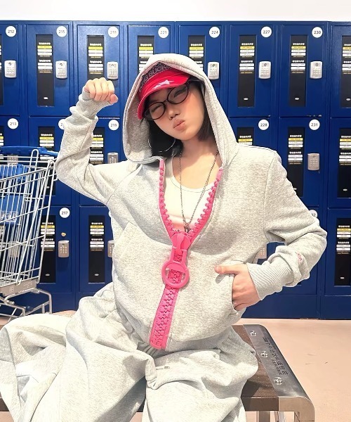 Lis ardent(リスアルダン)の「2026AW BIGスライダーデザイン 配色ジップスウェット/ジップパーカー(パーカー・レディース・ブルー/ピンク/ブラック・M)」の16枚目の写真