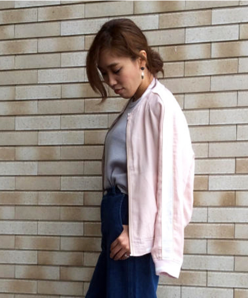 VENCEEXCHANGE(ヴァンスエクスチェンジ)の「袖切替サテンスカジャン (スカジャン・レディース・ブラック/ライトピンク・MEDIUM)」の1枚目の写真