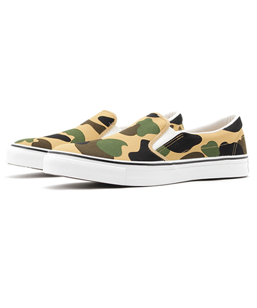 A BATHING APE（アベイシングエイプ）の「1ST CAMO SLIP ON