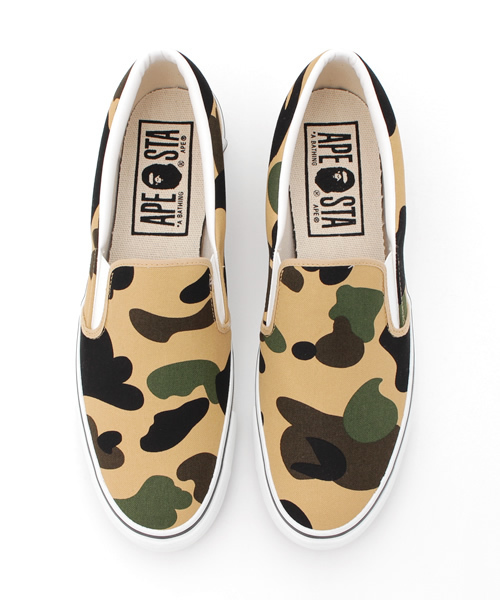 A BATHING APE（アベイシングエイプ）の「1ST CAMO SLIP ON