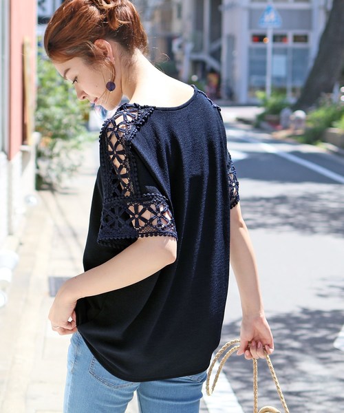 reca(レカ)の「透かしライン ゆったり 袖花柄レースカットソー(Tシャツ/カットソー・レディース・ホワイト/ブラック/ネイビー・FREE)」の6枚目の写真