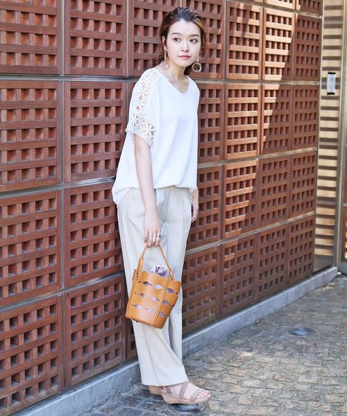 reca(レカ)の「透かしライン ゆったり 袖花柄レースカットソー(Tシャツ/カットソー・レディース・ホワイト/ブラック/ネイビー・FREE)」の7枚目の写真