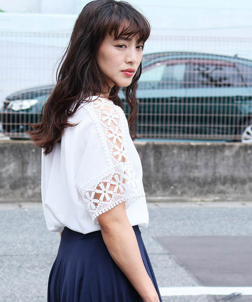 reca（レカ）の「透かしライン ゆったり 袖花柄レースカットソー（T