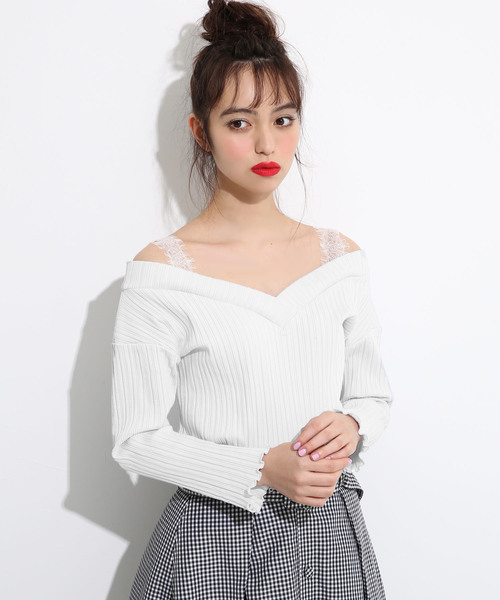 one after another NICE CLAUP(ワンアフターアナザーナイスクラップ)の「Vあき肩レーストップス(Tシャツ/カットソー・レディース・ブラック/パープル/グレー/オフホワイト・フリー)」の2枚目の写真
