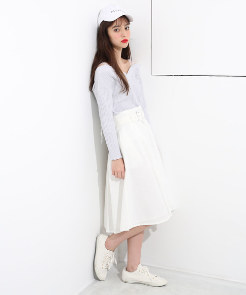 one after another NICE CLAUP(ワンアフターアナザーナイスクラップ)の「Vあき肩レーストップス(Tシャツ/カットソー・レディース・ブラック/パープル/グレー/オフホワイト・フリー)」の5枚目の写真