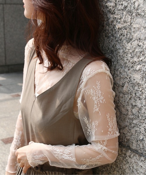 cawaii(カワイイ)の「ハイネック シアーレース刺繍トップス(シャツ/ブラウス・レディース・ベージュ/ブラック・M/XL/L)」の2枚目の写真