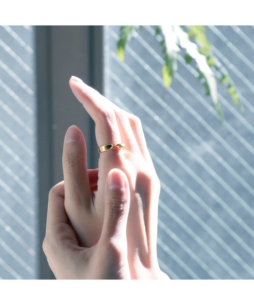 YArKA（ヤーカ）の「【YArKA/ヤーカ】silver925 1twist 4mm ring[1-2-1]/ひねり4mmリング シルバー925（リング・レディース・ゴールド/シルバー・#9/#11/#13）」の11枚目の写真