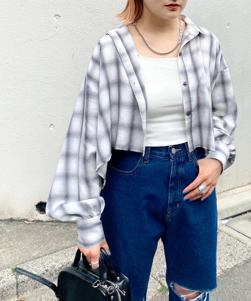 WHO'S WHO gallery（フーズフーギャラリー）の「ダメージショートシャツ（シャツ/ブラウス・レディース・ライトグレー/ブラック/ブラウン/オフホワイト/カーキ/ブルー/グリーン/アイボリー/ブラック系その他/グレー・FREE）」の7枚目の写真