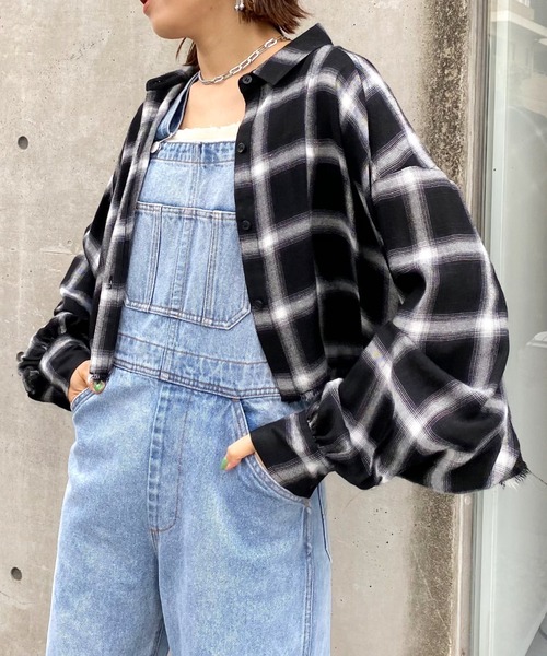 WHO'S WHO gallery（フーズフーギャラリー）の「ダメージショートシャツ（シャツ/ブラウス・レディース・ライトグレー/ブラック/ブラウン/オフホワイト/カーキ/ブルー/グリーン/アイボリー/ブラック系その他/グレー・FREE）」の4枚目の写真