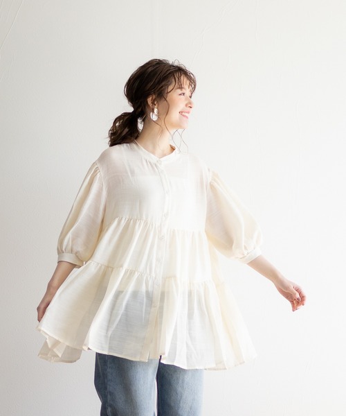 White Collection（ホワイトコレクション）の「【2021SS新作】軽やかガーゼ・ギャザーティアード2WAYブラウスチュニック（シャツ/ブラウス・レディース・チャコールグレー/アイボリー/グレイッシュベージュ/オレンジ・FREE）」の2枚目の写真