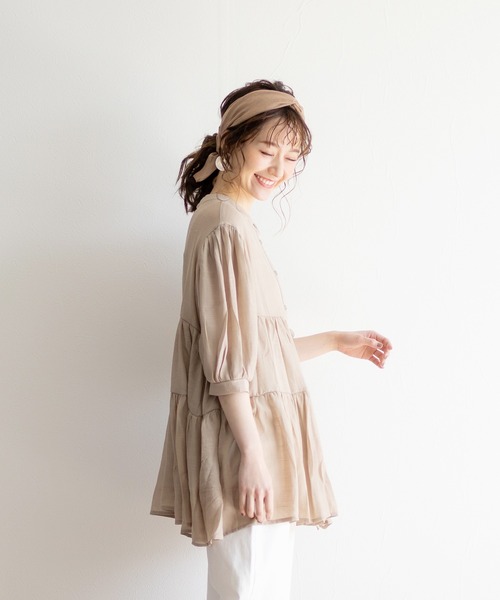 White Collection（ホワイトコレクション）の「【2021SS新作】軽やかガーゼ・ギャザーティアード2WAYブラウスチュニック（シャツ/ブラウス・レディース・チャコールグレー/アイボリー/グレイッシュベージュ/オレンジ・FREE）」の20枚目の写真