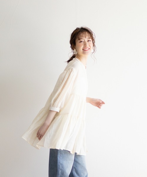 White Collection（ホワイトコレクション）の「【2021SS新作】軽やかガーゼ・ギャザーティアード2WAYブラウスチュニック（シャツ/ブラウス・レディース・チャコールグレー/アイボリー/グレイッシュベージュ/オレンジ・FREE）」の18枚目の写真