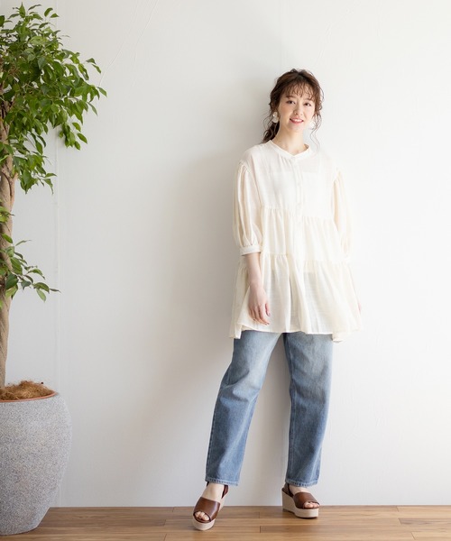 White Collection（ホワイトコレクション）の「【2021SS新作】軽やかガーゼ・ギャザーティアード2WAYブラウスチュニック（シャツ/ブラウス・レディース・チャコールグレー/アイボリー/グレイッシュベージュ/オレンジ・FREE）」の6枚目の写真