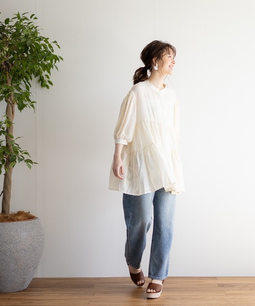 White Collection（ホワイトコレクション）の「【2021SS新作】軽やかガーゼ・ギャザーティアード2WAYブラウスチュニック（シャツ/ブラウス・レディース・チャコールグレー/アイボリー/グレイッシュベージュ/オレンジ・FREE）」の10枚目の写真