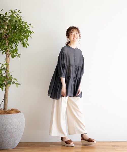 White Collection（ホワイトコレクション）の「【2021SS新作】軽やかガーゼ・ギャザーティアード2WAYブラウスチュニック（シャツ/ブラウス・レディース・チャコールグレー/アイボリー/グレイッシュベージュ/オレンジ・FREE）」の7枚目の写真