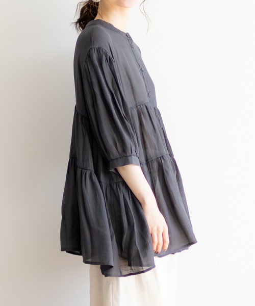 White Collection（ホワイトコレクション）の「【2021SS新作】軽やかガーゼ・ギャザーティアード2WAYブラウスチュニック（シャツ/ブラウス・レディース・チャコールグレー/アイボリー/グレイッシュベージュ/オレンジ・FREE）」の16枚目の写真