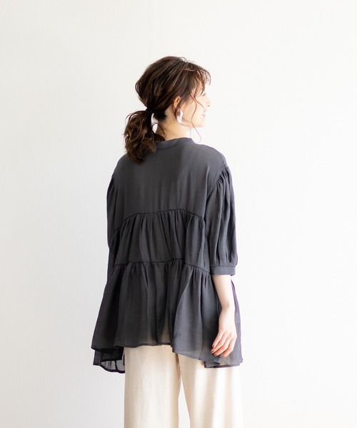 White Collection（ホワイトコレクション）の「【2021SS新作】軽やかガーゼ・ギャザーティアード2WAYブラウスチュニック（シャツ/ブラウス・レディース・チャコールグレー/アイボリー/グレイッシュベージュ/オレンジ・FREE）」の13枚目の写真