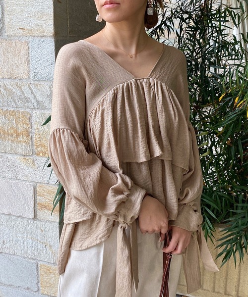 StyleSea(スタイルシー)の「ティアードフリル深Vネックトップス(袖リボン)(シャツ/ブラウス・レディース・オフホワイト/ブラック/ベージュ・FREE)」の3枚目の写真
